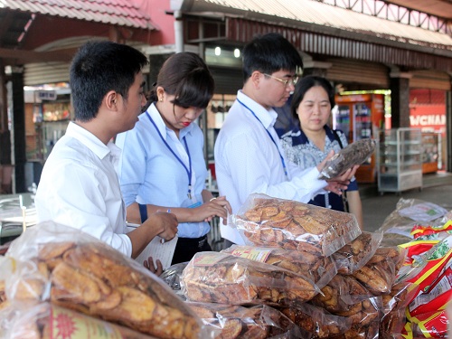 kiem tra banh keo.jpg