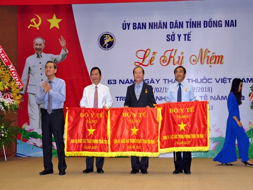 Trao cờ thi đua BYT1.jpg