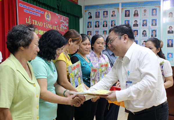 Trao qua tet.jpg